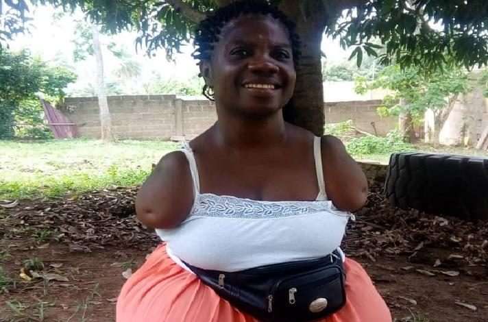 Ghana: A teacher uses her teeth to write