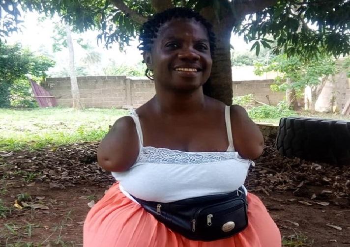 Ghana: A teacher uses her teeth to write