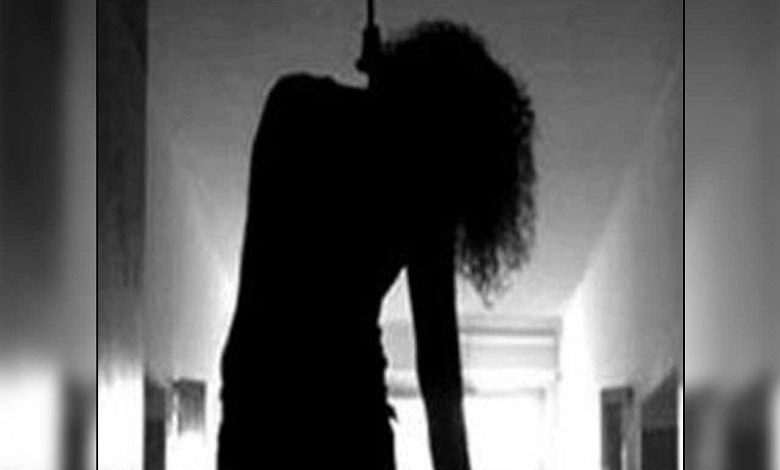 Ivory coast: pretty lady hang herself