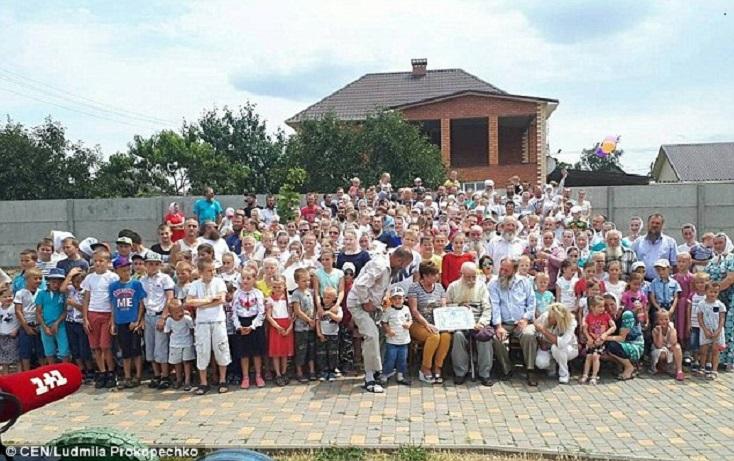 87-year-old man with 13 children, 127 grandchildren, 203 great grandchildren (photos)