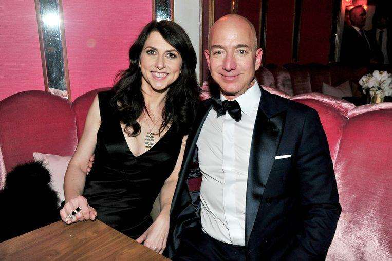 Messages from Jeff Bezos to his mistress leaked and the internet smiles