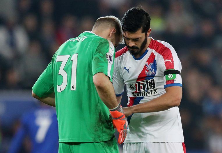 James Tomkins bizarrely stares down his keeper's shorts during Leicester win! Crystal Palace won yesterday, thanks to a goal by Michy Batshuayi, with great 1-4 figures at Leicester City, but the picture of the match did not come from our Red Devil.