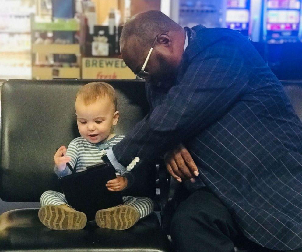 Photo of 6-month little girl who makes friends with a strange man