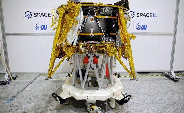 Israel launches the first probe to the moon