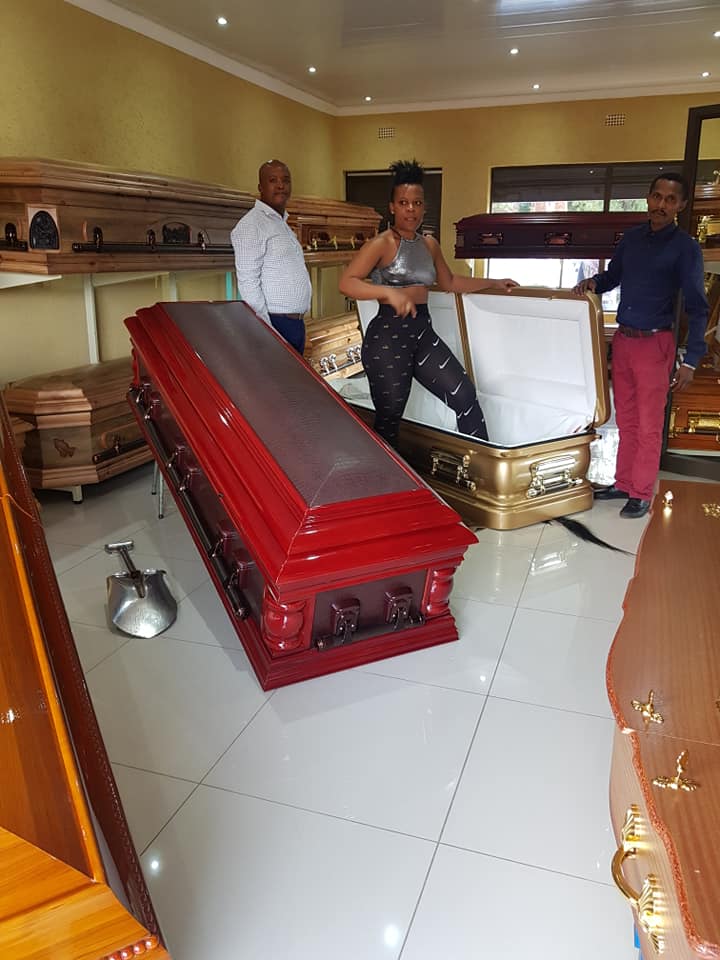 Weird: Zodwa Wabantu chooses coffin that sizes her hip