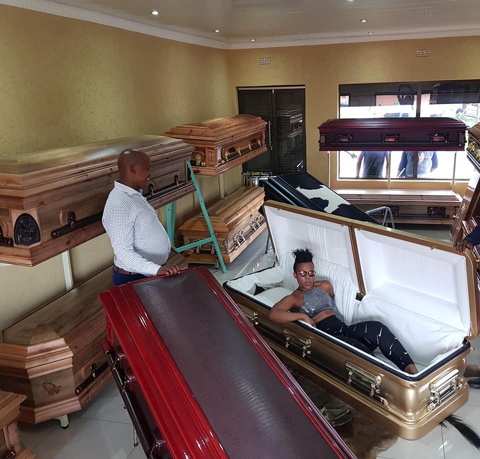 Weird: Zodwa Wabantu chooses coffin that sizes her hip