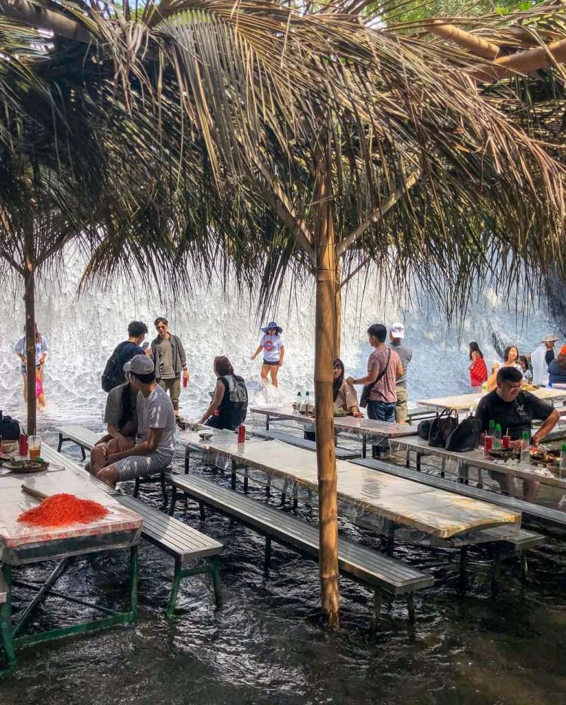 7 beautiful restaurants in a unique place [Photos]