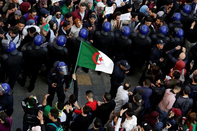 Again massive protest in Algeria despite large police force
