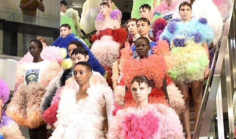 “Ridiculous, nobody comes in here” or “just in time for the carnival,” your reactions under the articles about fashion shows on the running fashion weeks speak volumes. Many of the creations that designers show on the catwalk are indeed unbearable, and what good is it that they show these outfits that nobody is wearing?
