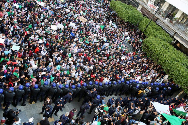 Again massive protest in Algeria despite large police force