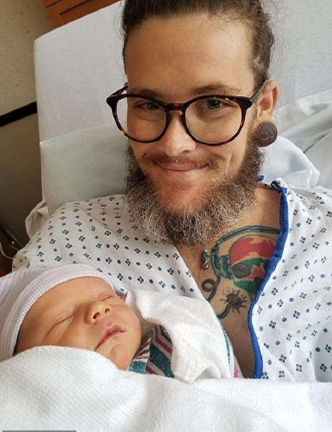 Transgender gives birth and shares his experience [Photos]