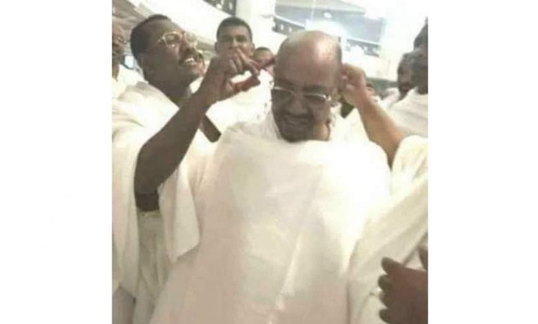 Prisoners shave former Sudanese dictator Bashir [Photo]