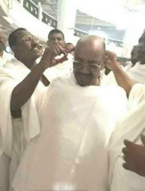 Prisoners shave former Sudanese dictator Bashir [Photo]