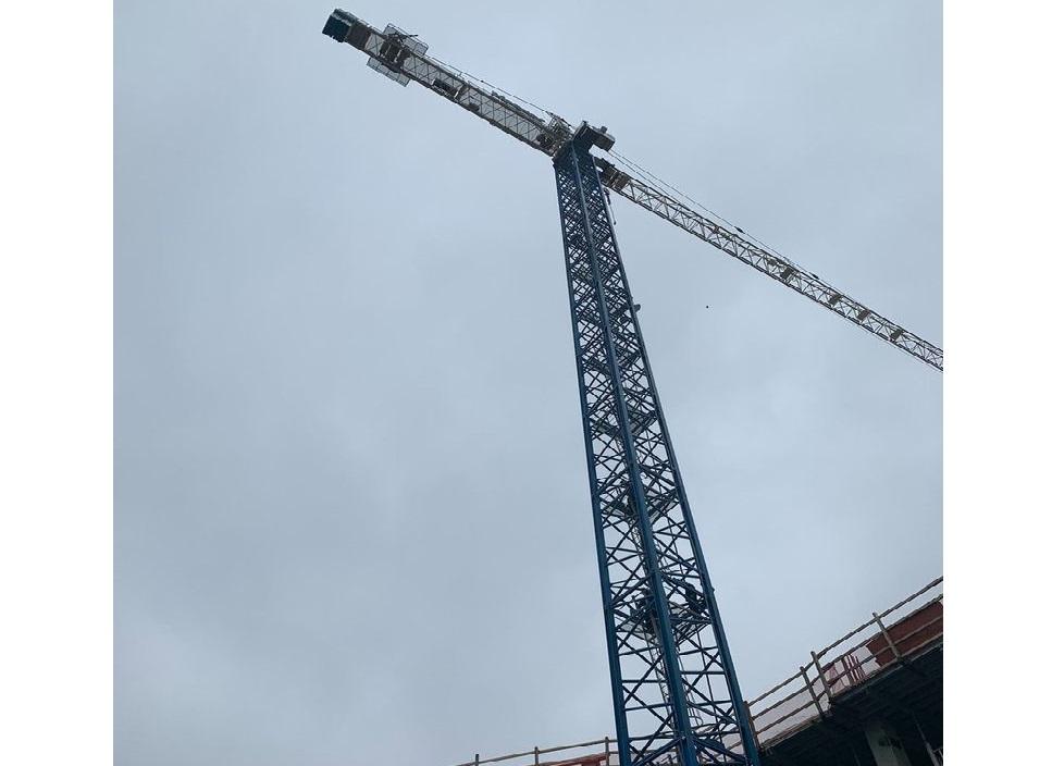 Crane man at 90 meters height calls emergency number: "Help, my arm is off"