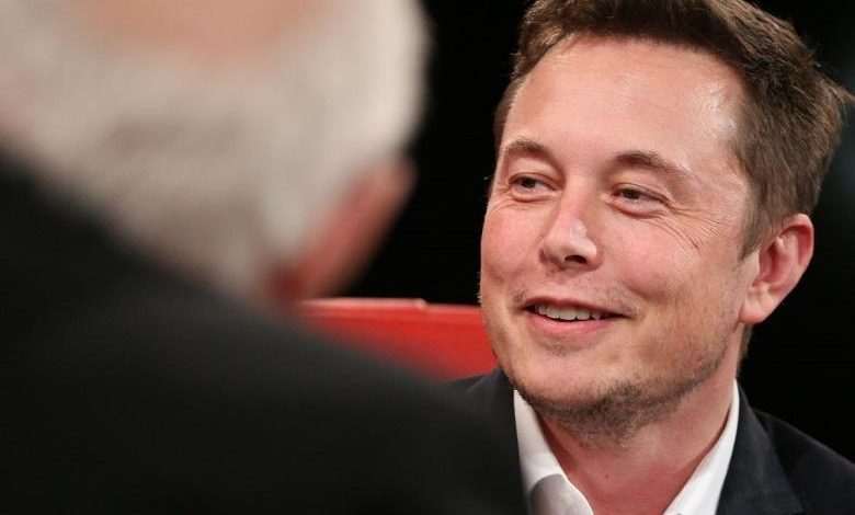 Elon Musk: "Tesla starts taxi service with self-driving cars next year"
