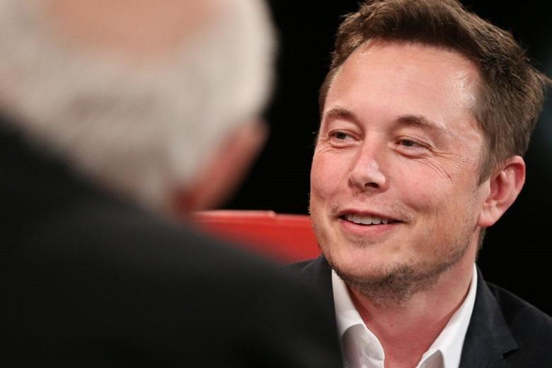 Elon Musk: "Tesla starts taxi service with self-driving cars next year"