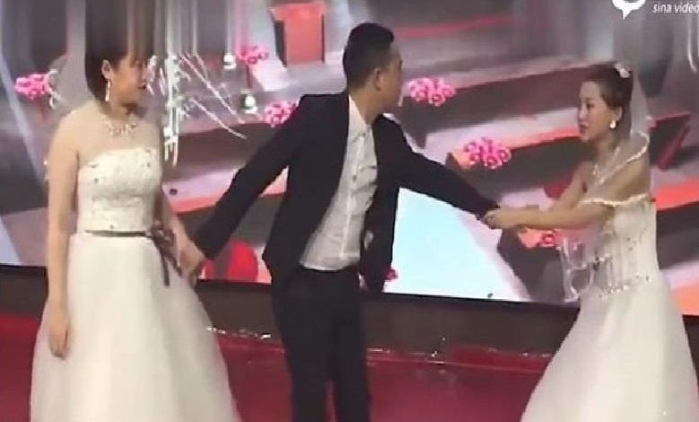 ex-girlfriend appears on wedding day begging to come back [Video]