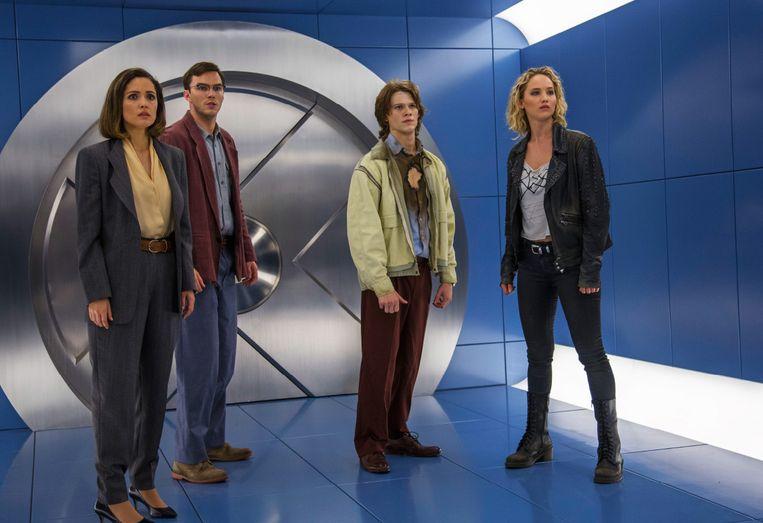 Jennifer Lawrence (right) and Nicolas Hoult (second from left) still had to act together in 'X-Men: Apocalypse' when their relationship was already over.
