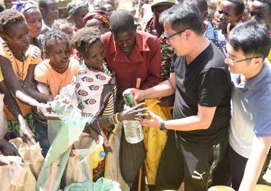 Chinese company donates beers to starving victims in Kenya [Photos]