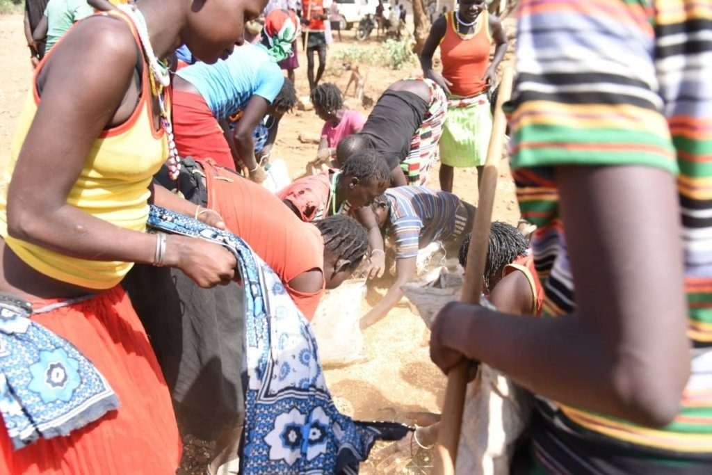 Chinese company donates beers to starving victims in Kenya [Photos]