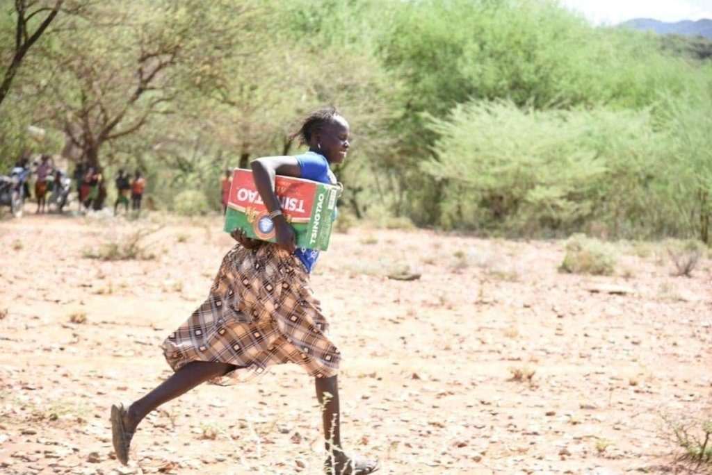 Chinese company donates beers to starving victims in Kenya [Photos]