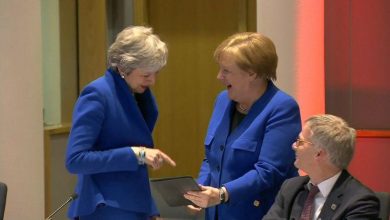 Hilarity on brexittop: May and Merkel laugh at the same outfit