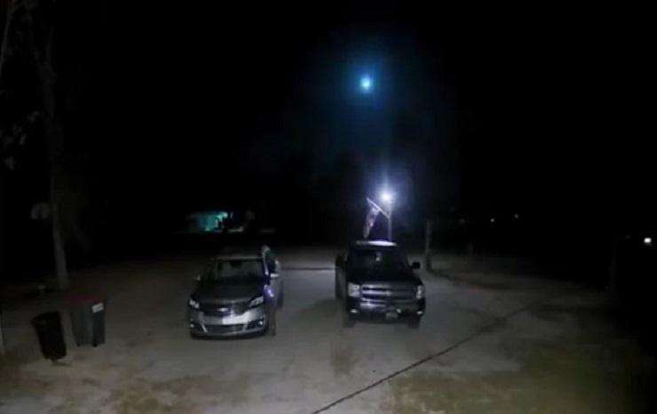 Meteor crashes over Florida and illuminates the entire environment