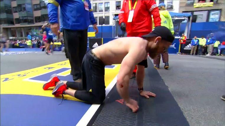 War veteran finishes a marathon on hands and knees