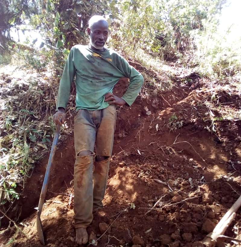 Kenyan creates 1.5km road with bare hands after Gov't failed
