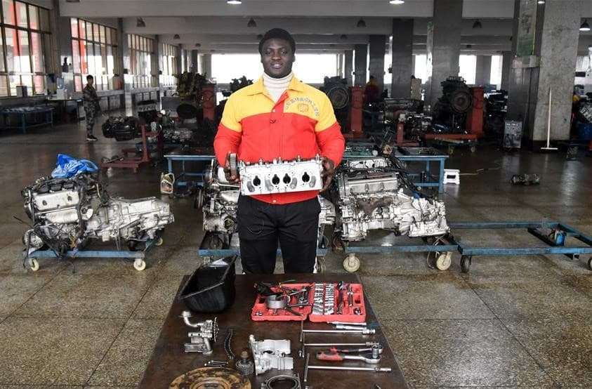  Sergio Thompson, the Ghanaian who works blindfolded