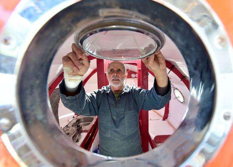 Adventurer (72) crosses Atlantic Ocean in self-built barrel 