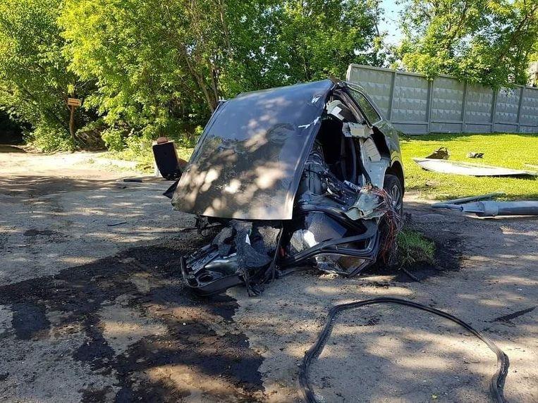 Audi Q7 breaks into two pieces after crash in Russia, driver flight