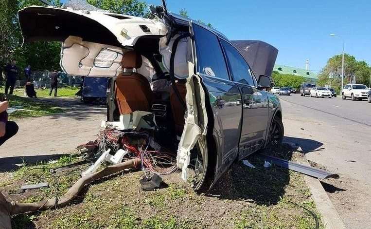 Audi Q7 breaks into two pieces after crash in Russia, driver flight