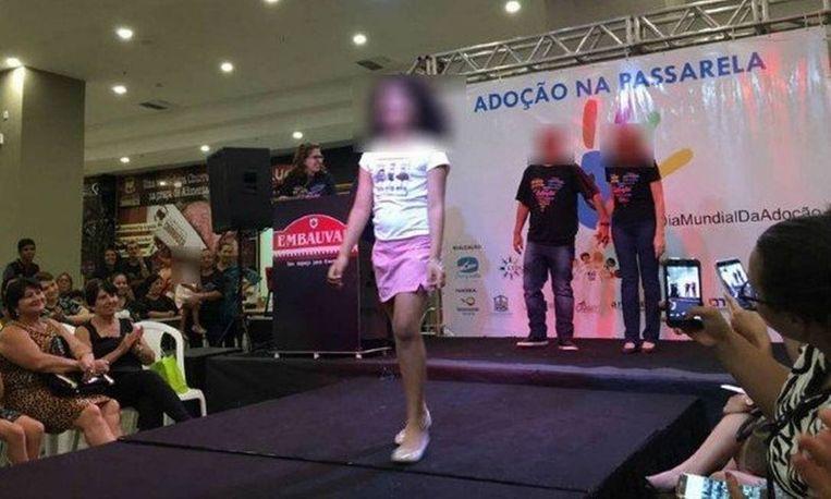 Fuss for animal market adopted children on the catwalk Brazil