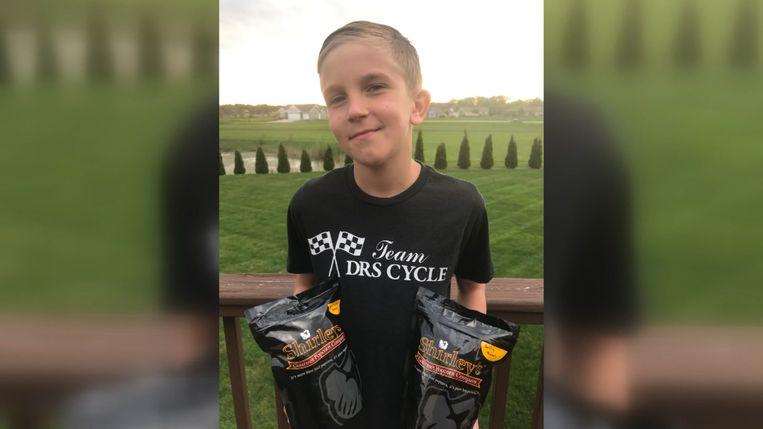 Little boy sells popcorn to raise money for a heart transplant grandpa