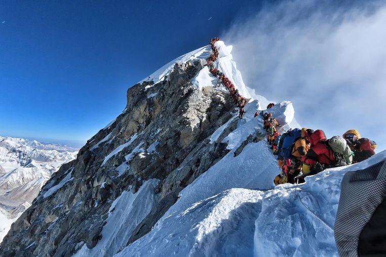 Unique photo shows long (and deadly) queue on Mount Everest