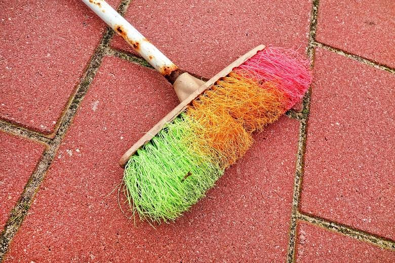 Famous furniture maker ban from wiping floor with broom: 'Nonsense!'