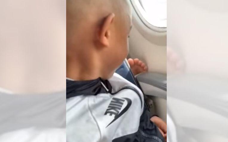 Boy (4) reply woman who places “stinky feet” on his seat
