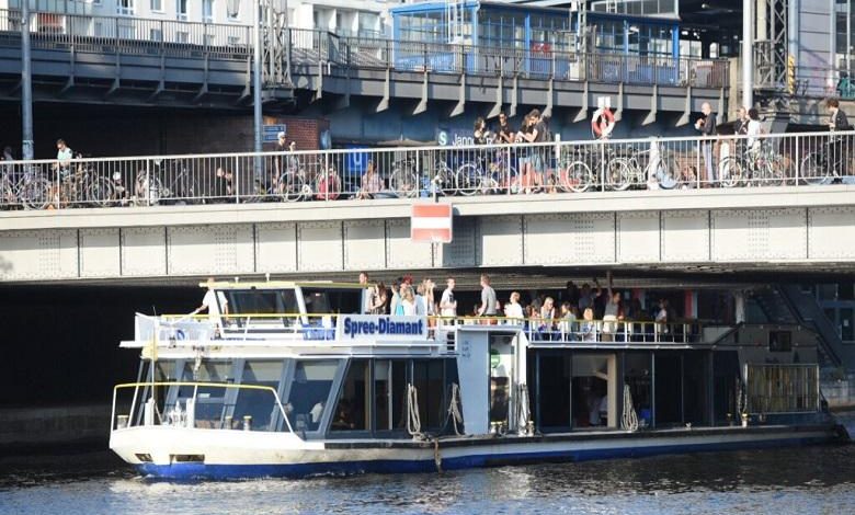 Man pees from Berlin bridge on ship - several injured!