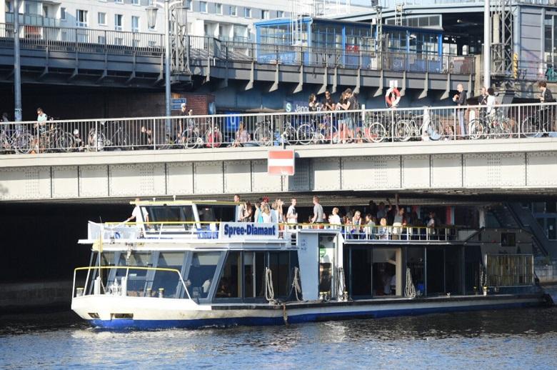 Man pees from Berlin bridge on ship - several injured!