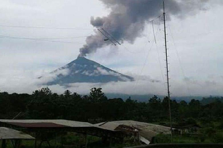 Mount Ulawun: Dangerous volcano Papua New Guinea erupts