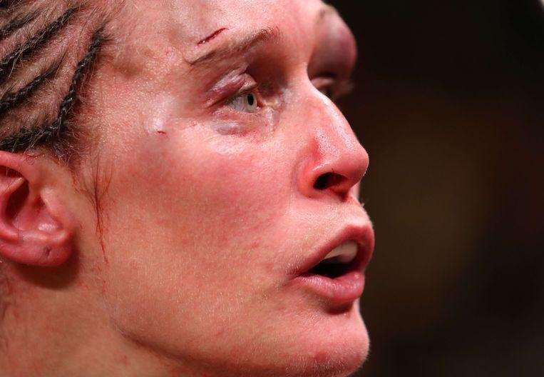 Delfine Persoon leaves the arena in tears after dubious defeat