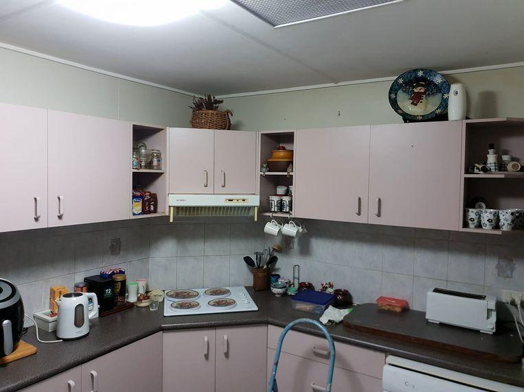 Python hides in the kitchen of an older couple: do you see it?