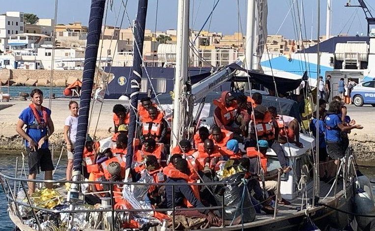 Italy prosecutes the captain of a boat who, despite being banned, let migrants go ashore