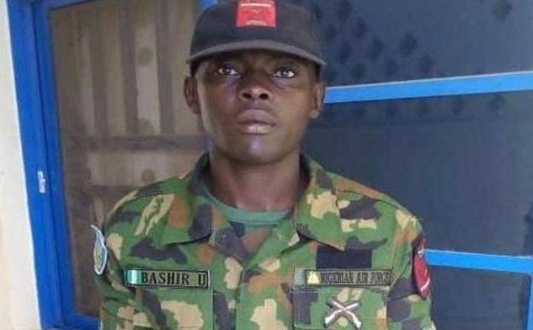 Nigeria: A soldier returns a package stuffed with cash