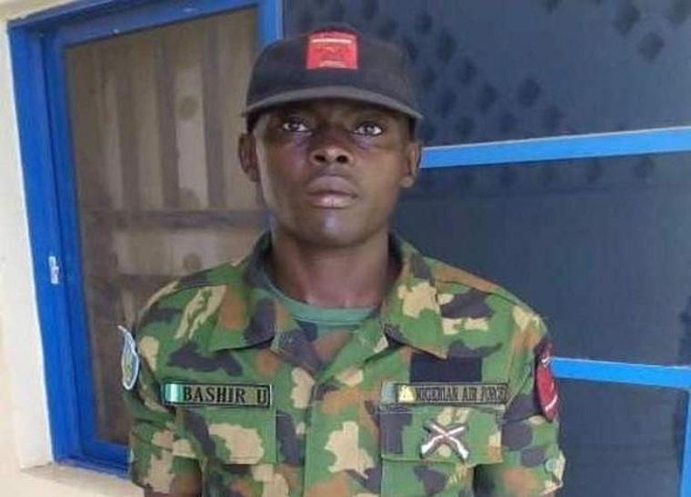 Nigeria: A soldier returns a package stuffed with cash