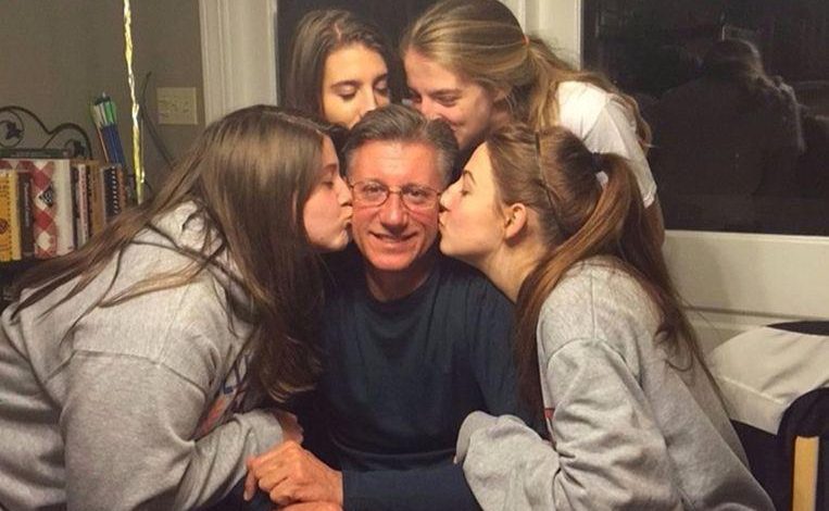 Father (53) saves three daughters from drowning and died