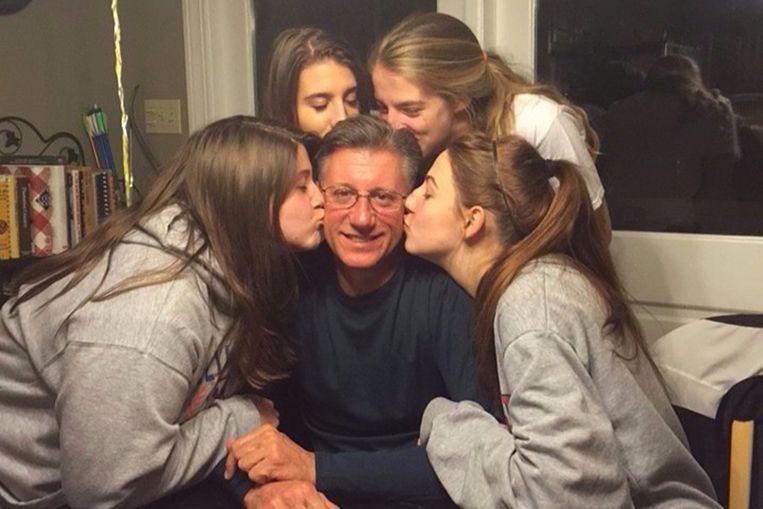 Father (53) saves three daughters from drowning and died