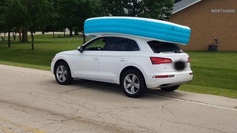 Mother drives around with an inflatable swimming pool on the roof, with daughters in it