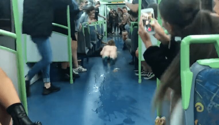 Bare Australian makes cheering with bizarre stunt in full train